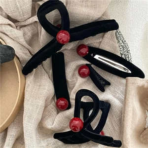 Set di fermagli per capelli in velluto nero con eleganti perle sferiche rosse vivaci