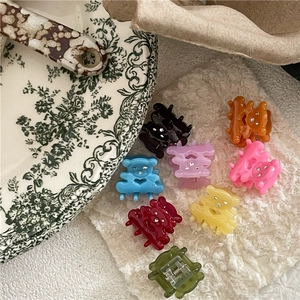 Mini pinces à cheveux ours colorées avec strass sur fond de fausse fourrure blanche