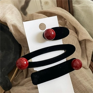 Set da 3 accessori per capelli in velluto nero con perline rosse lucide su carta
