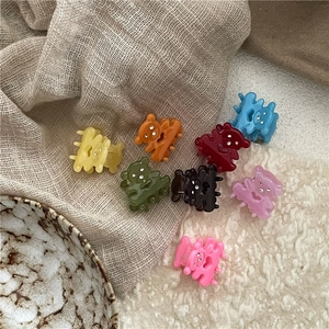 Mini pinces à cheveux ours en 8 couleurs avec strass sur fond en lin rustique