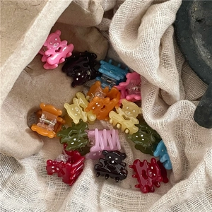 Lot de mini pinces à cheveux colorées en forme d'ours pour filles sur tissu en lin
