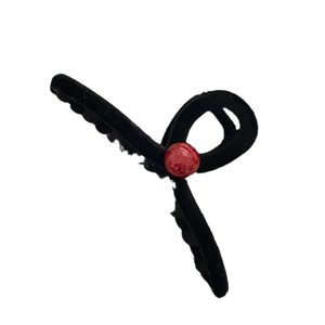 Pinza per capelli nera floccata minimalista con una perla rossa decorativa a contrasto
