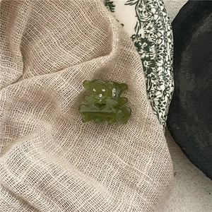 Détail de la mini pince à cheveux ours vert olive translucide avec strass en cœur