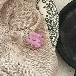 Détail de la pince à cheveux ours rose avec strass et découpe en forme de cœur