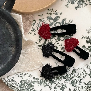 Lot de quatre barrettes à cheveux en forme de cœur rouge et noir avec texture peluche