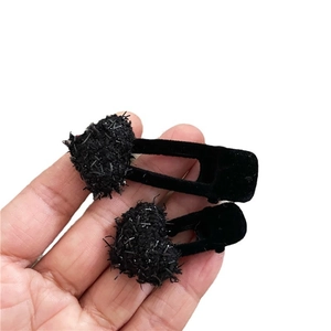 Paire de jolies barrettes cœur noires floquées avec paillettes pour coiffures de filles