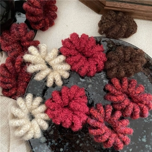 Détails des élastiques spirales en laine pelucheuse aux couleurs riches d'hiver