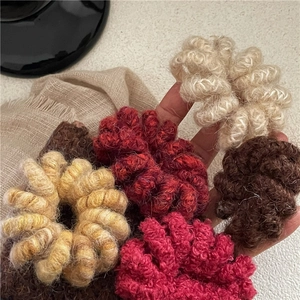 Texture détaillée d'élastiques spirales en laine tricotée aux teintes d'hiver