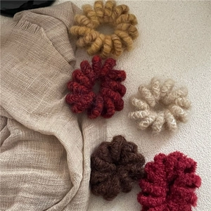 Détails de texture de chouchous en tricot de laine d'hiver aux tons chauds et profonds