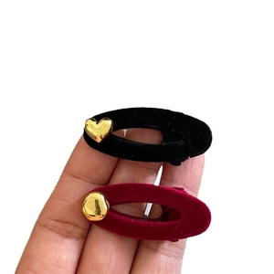 Set of two velvet oval hair clips in black and wine red with gold metal heart accents