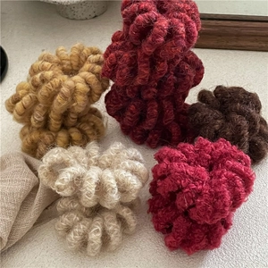 Élastiques à cheveux en tricot aux couleurs terreuses sur un fond minimaliste chic