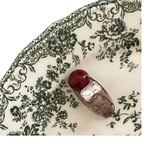 Barrette rétro avec perle rouge foncé et cristal clair sur base gris fumé