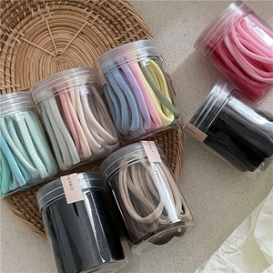 Lot de 25 chouchous haute élasticité aux tons crème, présentés en pot transparent