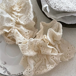 Eleganter cremeweißer Spitzen-Haargummi mit Lochstickerei und gewellten Kanten Blumendesign
