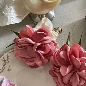 Κομψά λαστιχάκια μαλλιών με ροζ μεταξωτά λουλούδια και χρυσό κουδουνάκι
