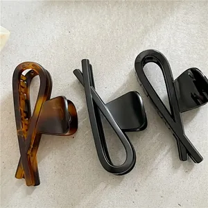 Ensemble détaillé de grandes pinces à cheveux en écaille, noir mat et finitions brillantes