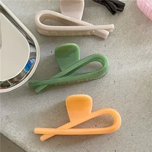 Vue à plat de pinces à cheveux géométriques minimalistes aux couleurs macaron mates