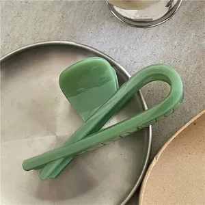 Pince à cheveux croisée minimaliste moderne en vert Morandi avec détail fini mat