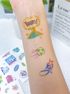 Tatuaggi temporanei per bambini con motivi di calcio e vulcano applicati sul braccio