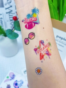 Dettaglio di lettere Barbie e icone sportive su tatuaggi temporanei impermeabili