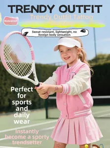 Tatuaggi temporanei impermeabili per bambini mostrati durante attività di tennis