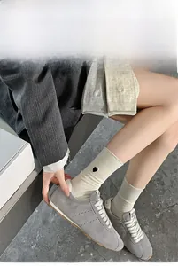 Détail de chaussettes en tricot avec broderie de cœur et texture côtelée élégante