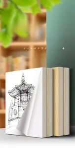 Dettaglio di un quaderno spesso con pagine bianche e copertina con schizzo d'arte