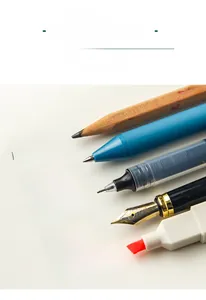 Dettaglio del quaderno in carta kraft spessa con prove di scrittura di vari tipi di penne