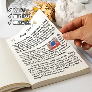 Quaderno kraft spesso e minimalista con pagine crema bianche in un ambiente da ufficio