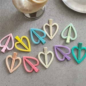 Lot de 10 pinces à cheveux coeur évidé aux tons pastel mats avec fermeture bec de canard
