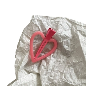 Barrette à cheveux rose en forme de cœur sur papier texturé blanc pour filles