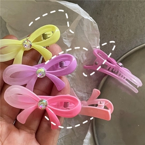 Détail de la pince à cheveux dégradé macaron avec un strass scintillant au centre