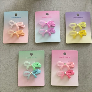 Détail de cinq ensembles de pinces à cheveux papillon dégradées avec strass brillants