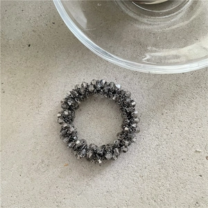 Vista dettagliata dell'elastico per capelli con perline di cristallo grigio sfaccettate