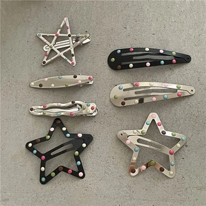 Set dettagliato di fermagli per capelli colorati a pois a forma di stella e goccia