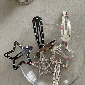 Set di fermagli per capelli a forma di stella colorati e clip BB su piatto in vetro