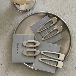 Minimalistisches Set mit matt-silbernen Haarklammern in hohler Tropfenform auf Karten
