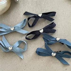 Lot de barrettes à nœuds en denim avec détails en cœur métallique en trois tons bleus