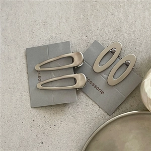 Minimalistisches Set aus mattsilbernen Haarspangen mit hohlen Tropfen- und Ovalformen