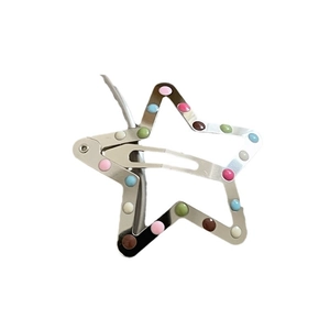Simpatica molletta a forma di stella con pois colorati su base in metallo argento