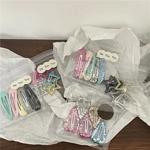 Vue détaillée de barrettes à paillettes colorées en forme d'étoile et de goutte