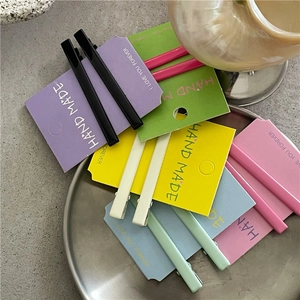 Lot de barrettes colorées en alliage mat sur cartes dans un plateau métallique