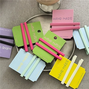 Lot de barrettes colorées en métal mat rose vert bleu et jaune sur cartes cadeau