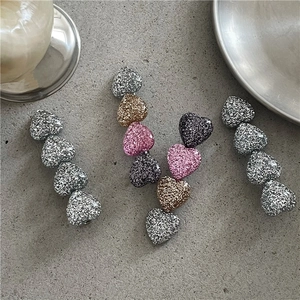 Glitzernde Haarspangen und Haargummis mit Herzmotiv in verschiedenen Farben für Damen