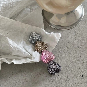 Glitzernde Herz-Haarspange mit vier Farbsequenzen auf stilvollem Harz-Metall-Basis