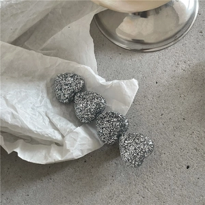 Nahaufnahme der glitzernden silbernen Herz-Haarspange mit glänzender Textur