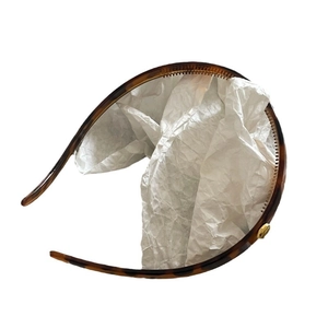 Classic tortoiseshell resin headband with inner anti-slip teeth and golden metal detail
