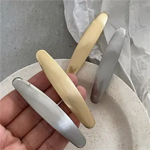 Fermagli per capelli ovali in metallo spazzolato oro e argento con stile minimalista