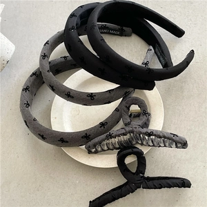 Vista dettagliata del set di 4 accessori per capelli con cerchietti e grandi mollettoni