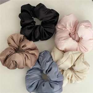 Set di cinque elastici in raso color pastello per code di cavallo e chignon